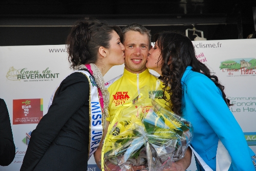 Andréa & Audrey félicitent le grand vainqueur du Tour du Jura 2012, le bisontin Laurent COLOMBATTO